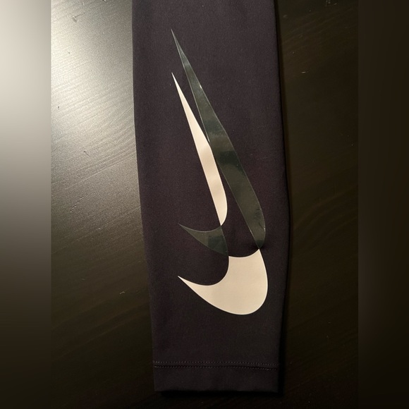 Nike Women’s US Small dri-fit swoosh black leggings - Picture 7 of 10